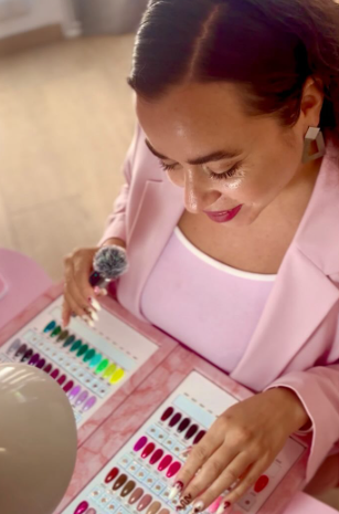 Andy Flores eligiendo colores